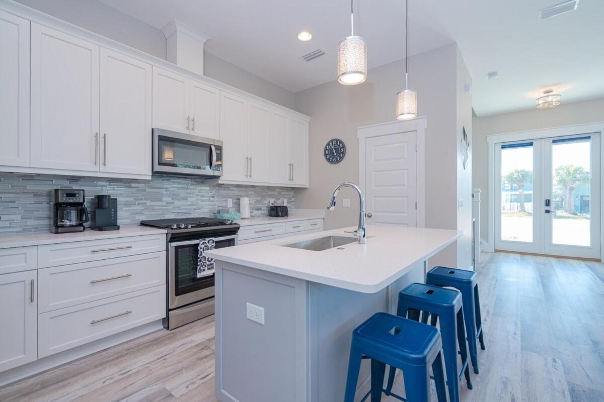 Brand New, Steps To Beach, Gulf Views, Heated Pool Holiday home