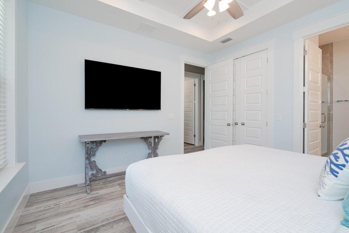 Holiday home Brand New, Steps To Beach, Gulf Views, Heated Pool *