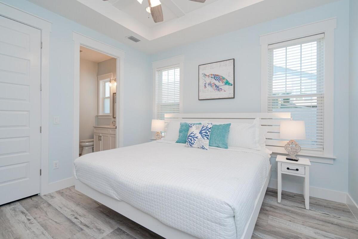 Brand New, Steps To Beach, Gulf Views, Heated Pool Holiday home *