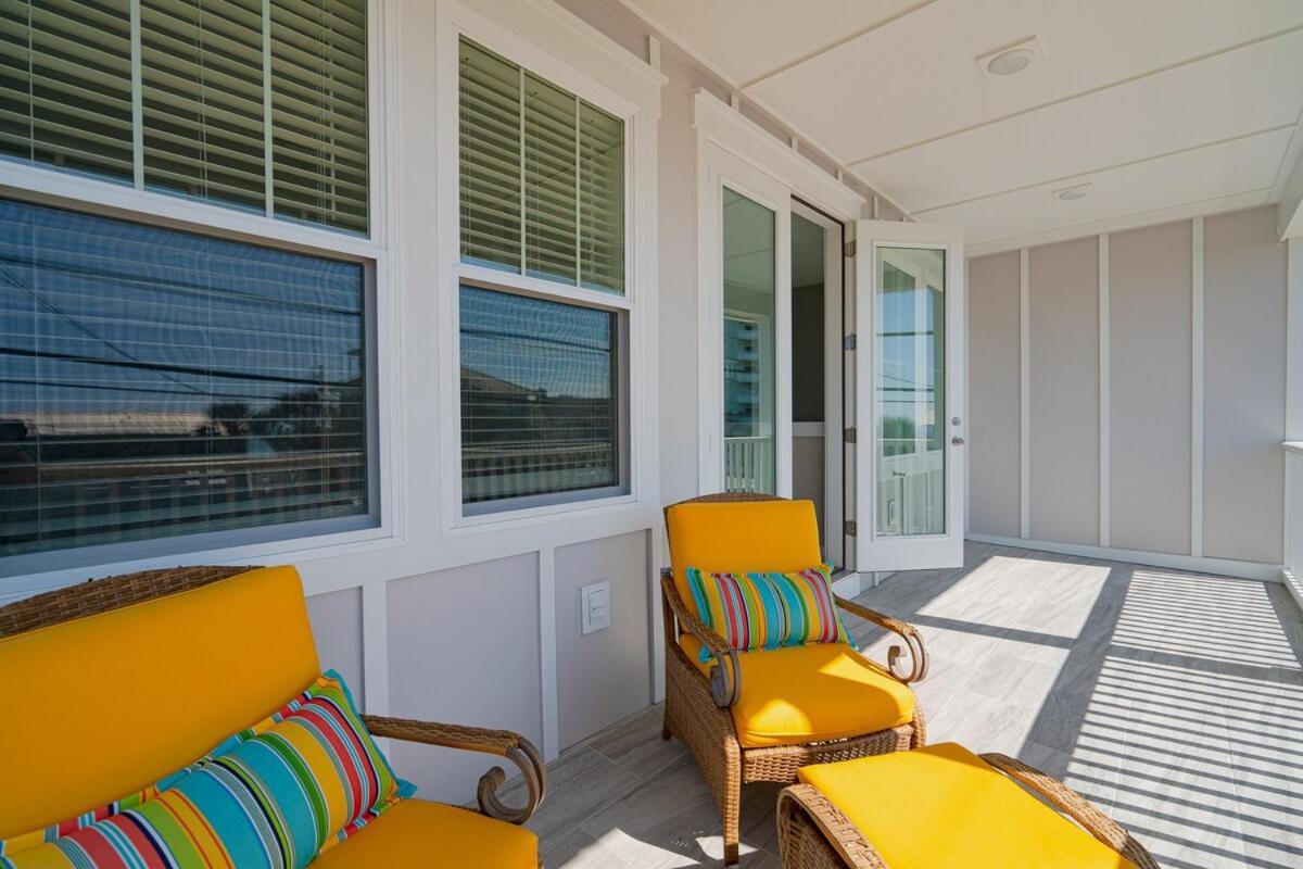 Brand New, Steps To Beach, Gulf Views, Heated Pool Holiday home *