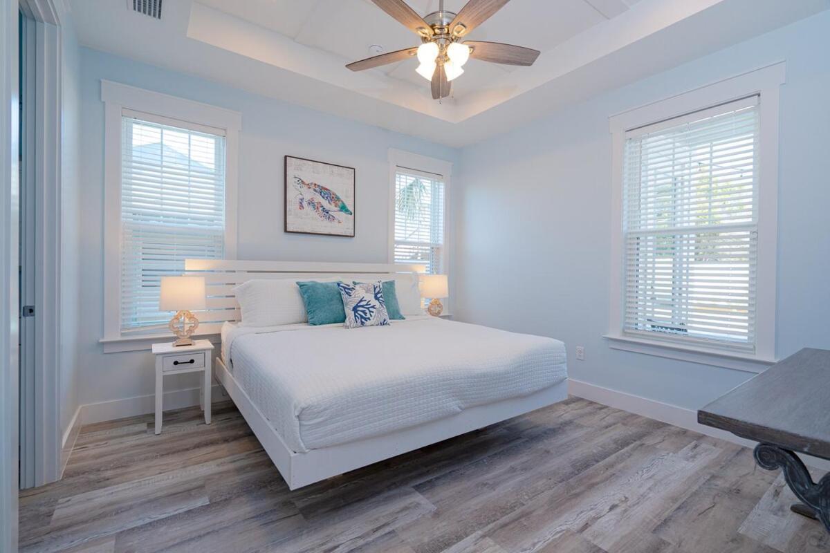 Brand New, Steps To Beach, Gulf Views, Heated Pool Holiday home *
