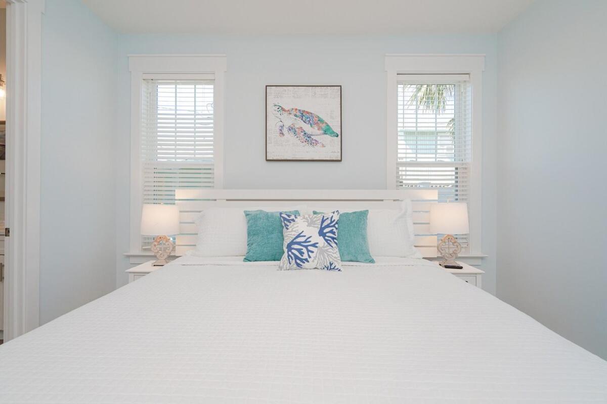 Holiday home Brand New, Steps To Beach, Gulf Views, Heated Pool